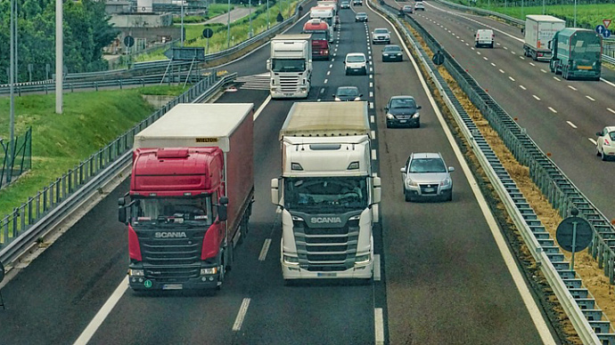 На свердловских дорогах вводится ограничение движения для грузовиков
