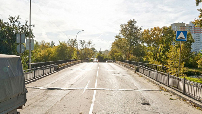 В Екатеринбурге на два месяца закрыли мост на улице Лыжников