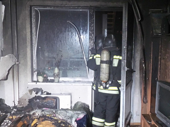 В Екатеринбурге из-за ночного пожара эвакуировали жильцов дома на Софьи Перовской