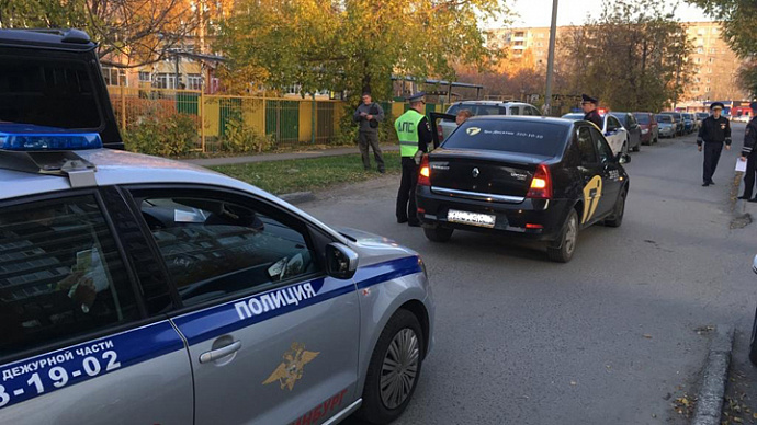 В Екатеринбурге ребёнок на самокате попал под колёса «Логана»