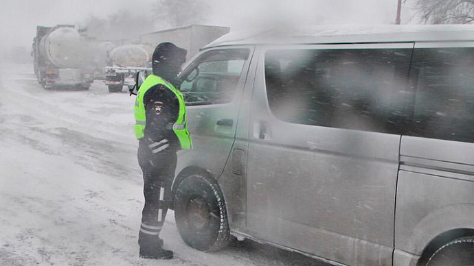 Свердловских водителей призывают отказаться от поездок из-за снегопада