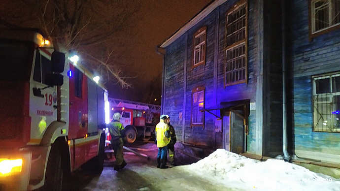 В Екатеринбурге ночью загорелась крыша двухэтажки на Уралмаше