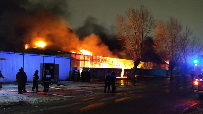 В Екатеринбурге загорелся склад на Верх-Исетском рынке