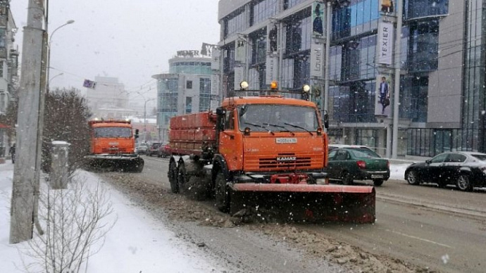Коммунальщики не спят: в Екатеринбурге 202 машины устраняют последствия снегопада