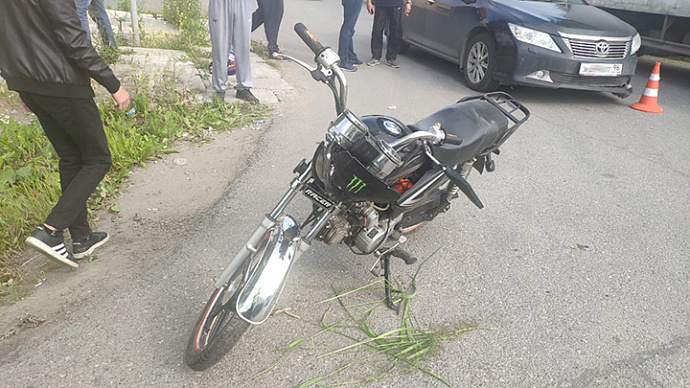 В Екатеринбурге двое несовершеннолетних разбились на мотоцикле