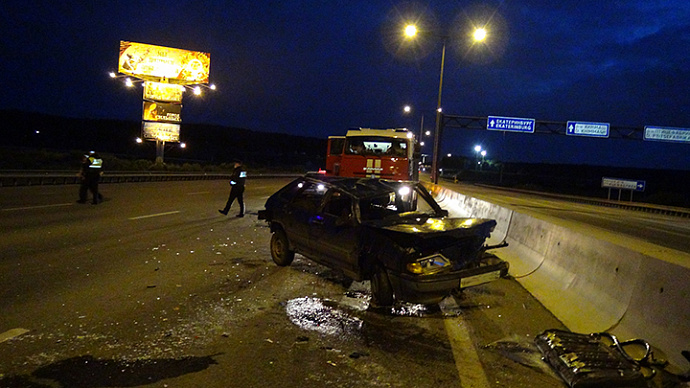 На Кольцовском тракте пьяный водитель врезался в разделительную полосу