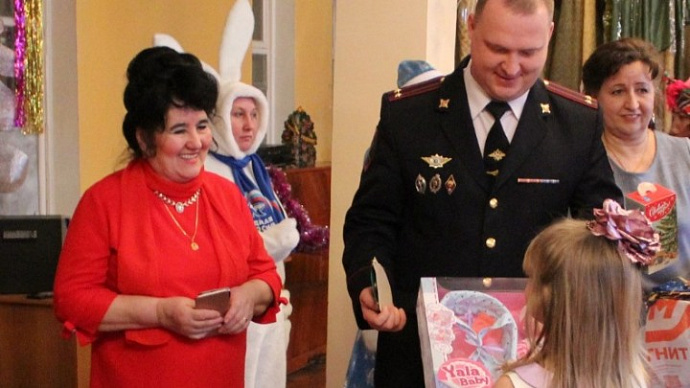 Главный полицейский Тавды исполнил новогоднюю мечту воспитанницы социально-реабилитационного центра