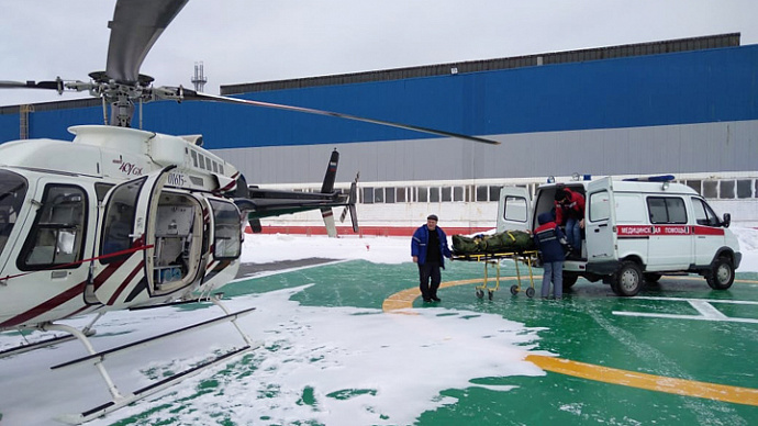 В больницы Екатеринбурга вертолётами доставили двухлетнюю девочку и пожилого мужчину