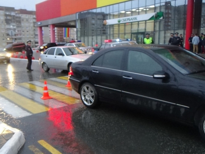 В Екатеринбурге «Мерседес» сбил пешехода на парковке ТРЦ