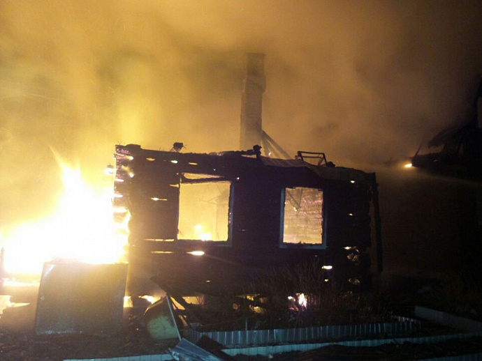 В саду «Горняк» под Екатеринбургом сгорели три жилых дома