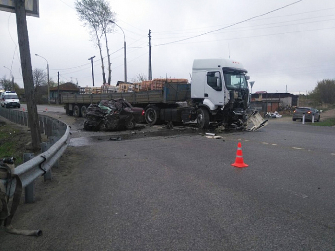 На Тюменской трассе столкнулись «Приора» и грузовик: один человек погиб