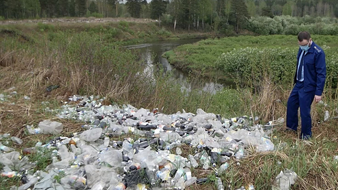 У реки Тагил ликвидировали свалку бутылок с просроченной газировкой