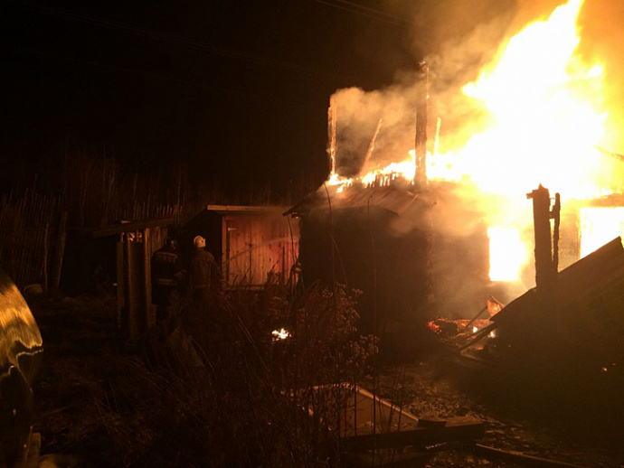 Под Екатеринбургом пожарные ночью тушили три дома на Московском тракте