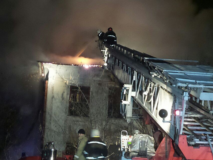 В Компрессорном микрорайоне горело здание бывшей школы