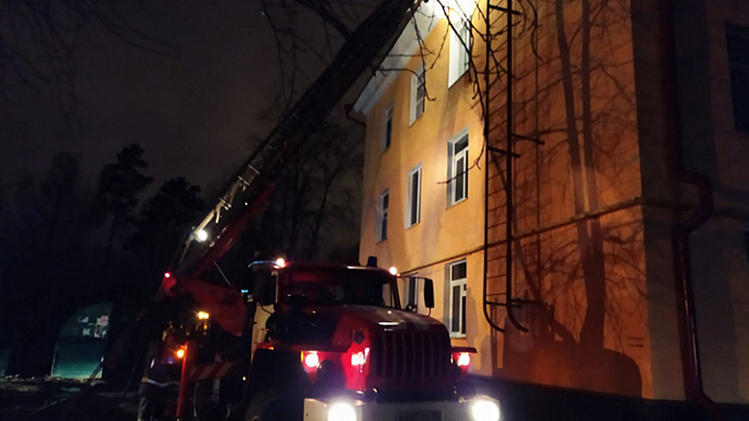 В Первоуральске из горящего дома эвакуировали больше 50 человек