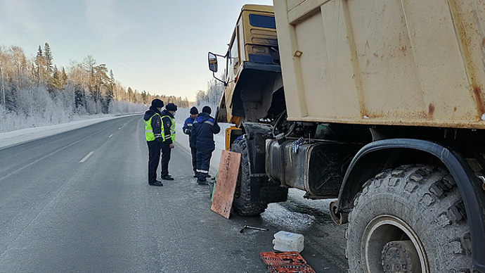 Свердловские полицейские помогли водителю неисправного КамАЗа