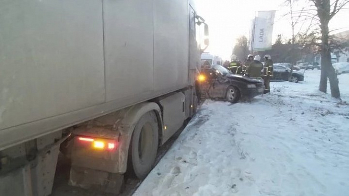 Легковушка залетела под фуру: смертельное ДТП в Екатеринбурге