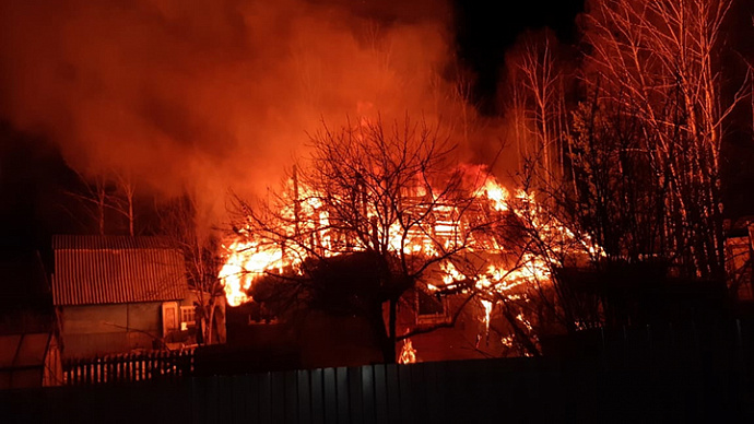 В садовом товариществе возле ЕКАД ночью полыхал крупный пожар