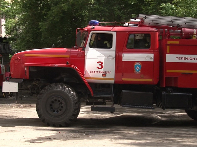 В Екатеринбурге пожарные эвакуировали 17 человек из общежития