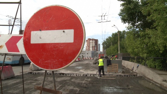 В Екатеринбурге ремонт путепровода на ЖБИ продлили до 15 августа
