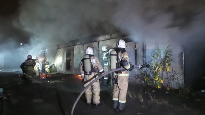 В Екатеринбурге ночью сгорели гаражи на улице Восточной