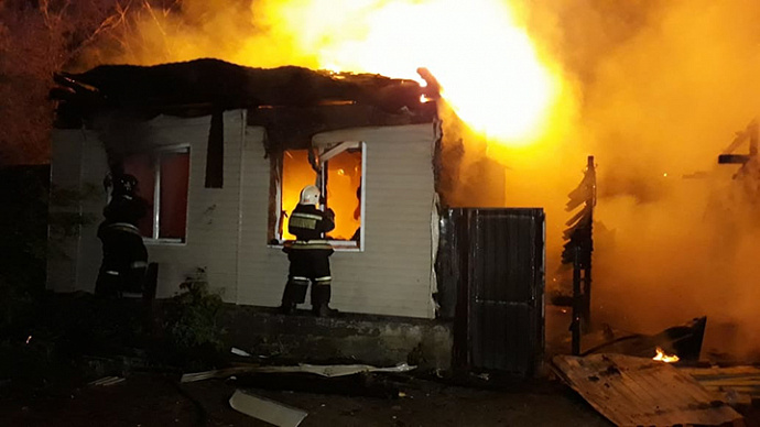 В Цыганском посёлке Екатеринбурга сгорел жилой дом с гаражом