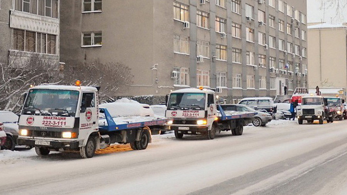 С улиц Екатеринбурга эвакуируют авто, мешающие уборке снега