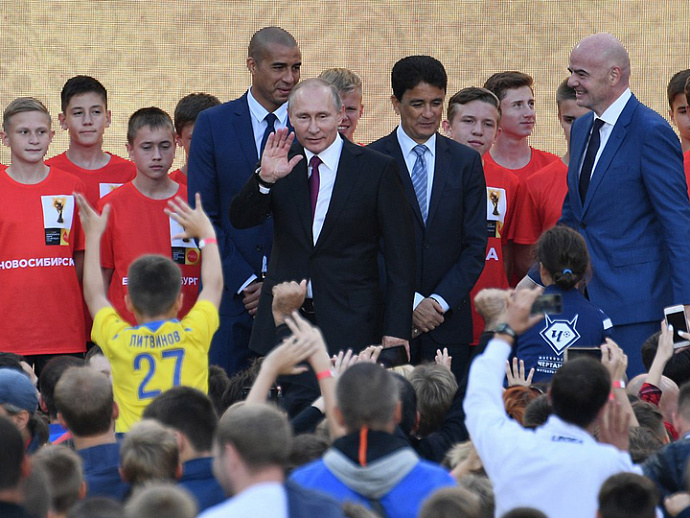 Владимир Путин дал старт туру Кубка ЧМ-2018 по футболу