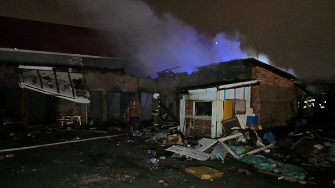В Екатеринбурге ночью тушили склад с горюче-смазочными материалами