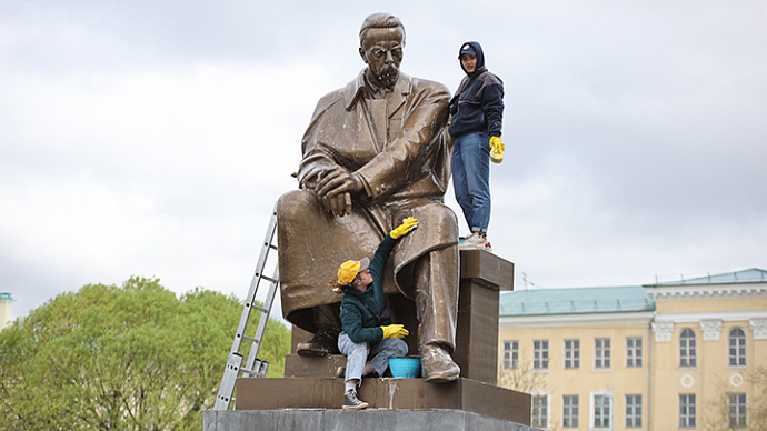 В Екатеринбурге студенты заранее отмыли памятник Попову