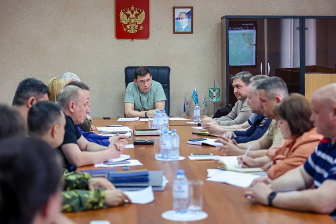 Евгений Куйвашев в Асбесте провел оперативное совещание и дал поручения по борьбе с огнём и поддержке жителей