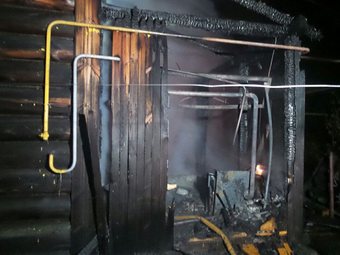 В Малом Истоке горел частный дом: пострадали два человека