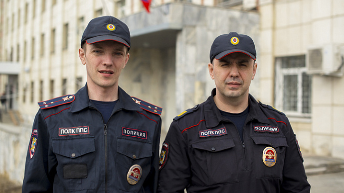 Полицейские Екатеринбурга спасли школьницу на крыше девятиэтажки