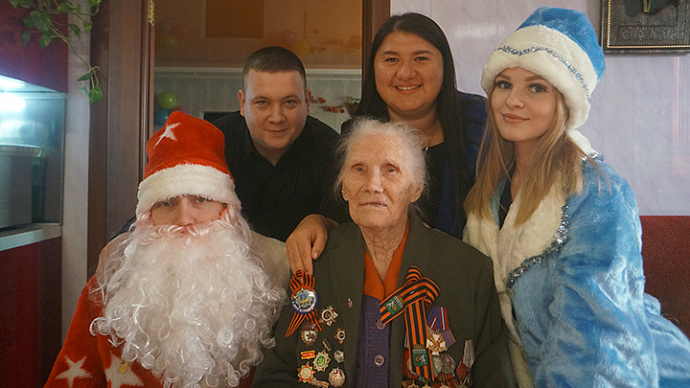 Дед Мороз и Снегурочка навестили 95-летнюю жительницу Монетного