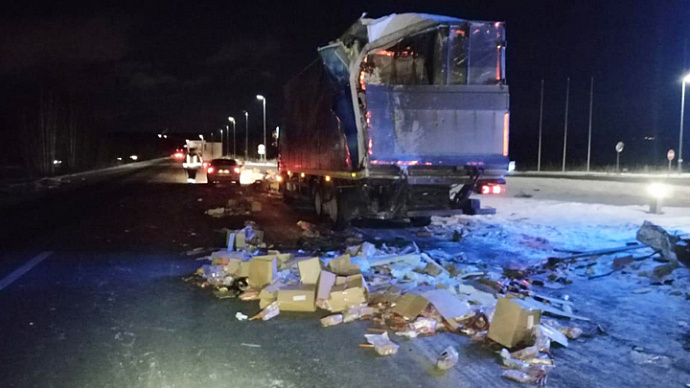 Серовский тракт засыпало колбасой из-за столкновения двух грузовиков