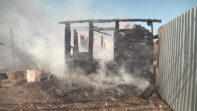 В Екатеринбурге сгорел жилой дом возле дублёра Сибирского тракта