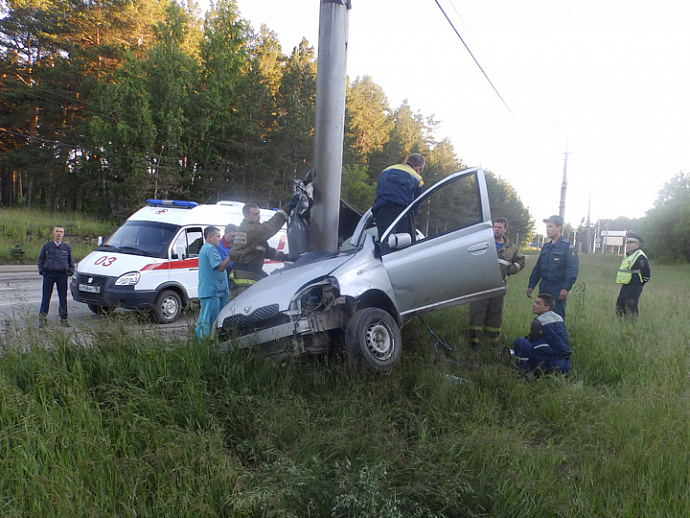 В Каменске-Уральском «Тойота» влетела в столб: погиб один человек