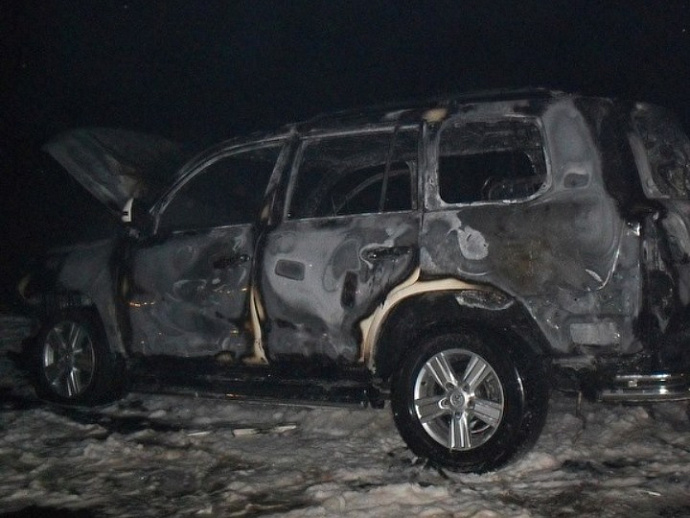 Ночью на Новой Сортировке огонь уничтожил припаркованный «Ленд Крузер»