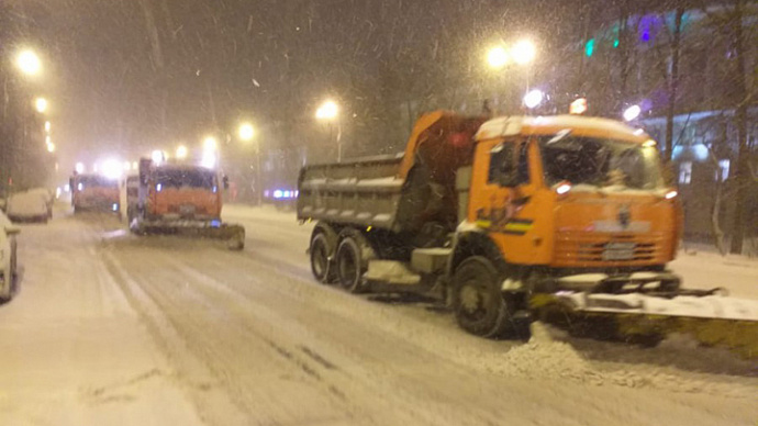 Последствия снегопада в Екатеринбурге устраняют 120 дорожных машин