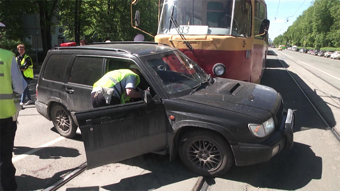 В Екатеринбурге девушка на «Субару» спровоцировала ДТП с трамваем