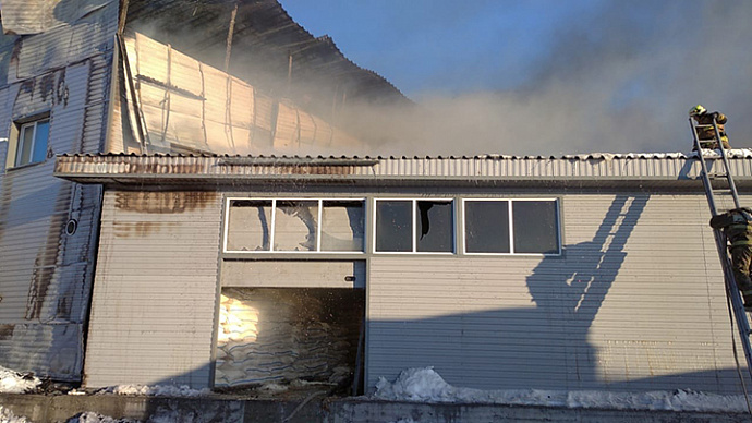 Тушили три часа: в Серове загорелось здание хлебозавода