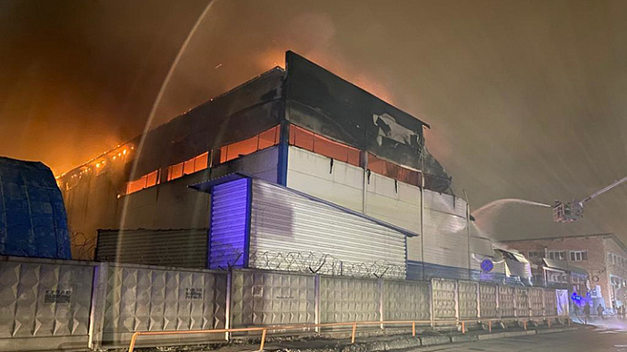 Крупный пожар в Екатеринбурге: вспыхнул склад на улице 8 Марта