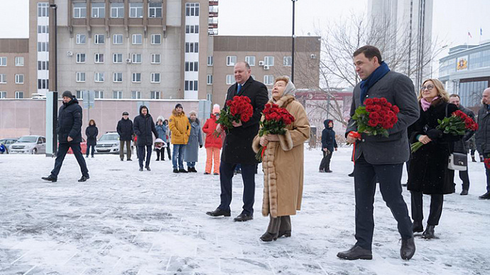 Евгений Куйвашев и Наина Ельцина возложили цветы к памятнику первого президента РФ