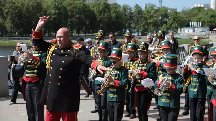 600 музыкантов прошли по Екатеринбургу парадом духовых оркестров