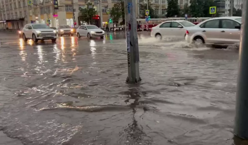 Дожди чуть чуть. Потоп. Потоп в городе. Наводнение в Екатеринбурге. Сильный ливень.