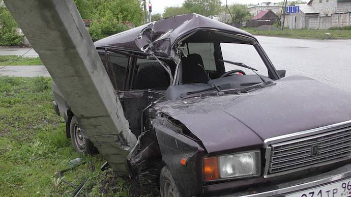 На Среднем Урале трое подростков на ВАЗ попали в ДТП, уходя от полиции на скорости 120 км/ч
